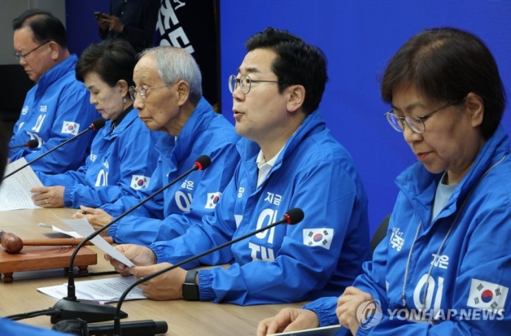 증원·<b>비법조인 대법관</b> 임명’ 법안 <b>철회</b>. ※논란 확산, 이재명... 