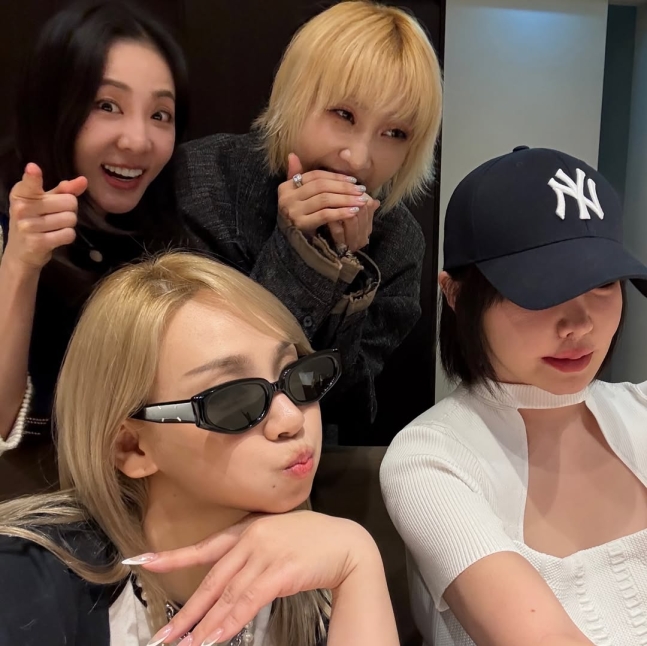  박봄, 무보정 사진마저 빛나는 미모…2NE1 단체 사진 한 장에 팬들 감동