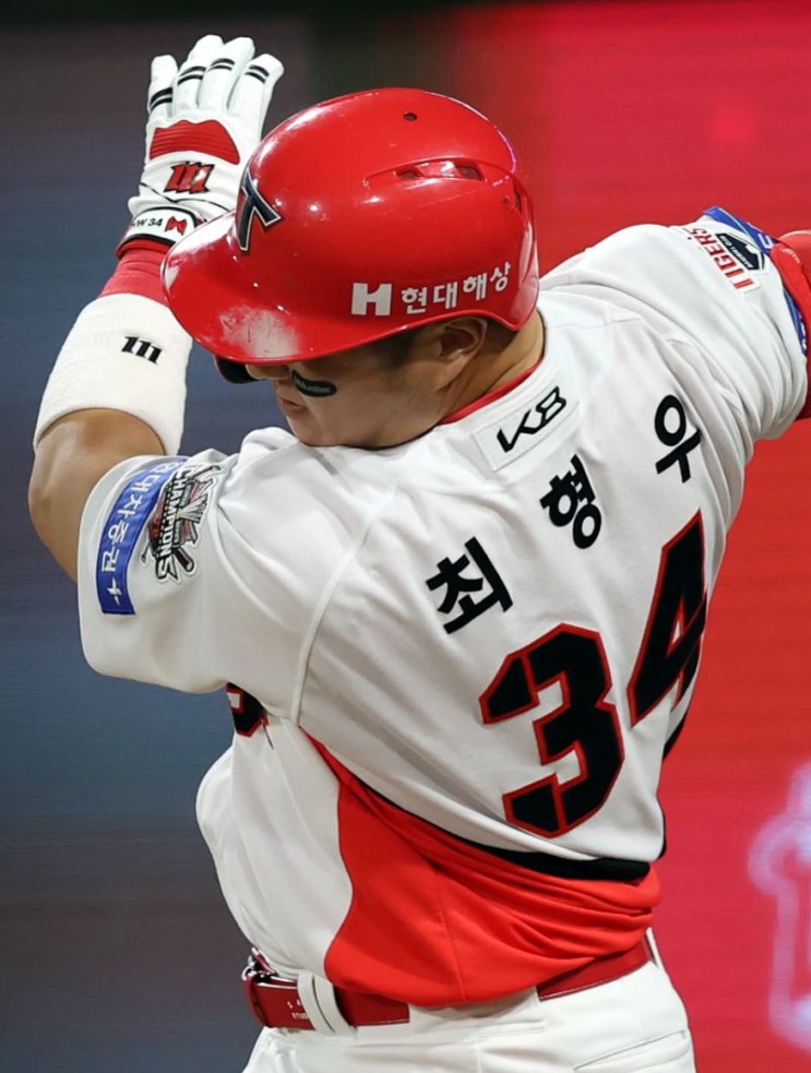 허벅지 부상 교체…<b>최형우</b> 2500안타 대기록 속 팀은 <b>승리</b>