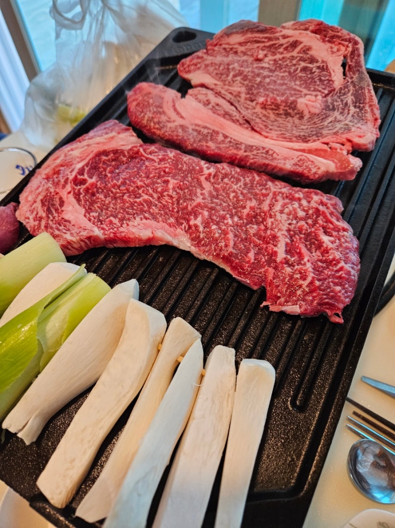 롯지(Lodge) 삼겹살 주물팬캠핑그릴 구이바다 활용법 요리 주물팬 시즈닝 캠핑장 고기 맛있게 ....