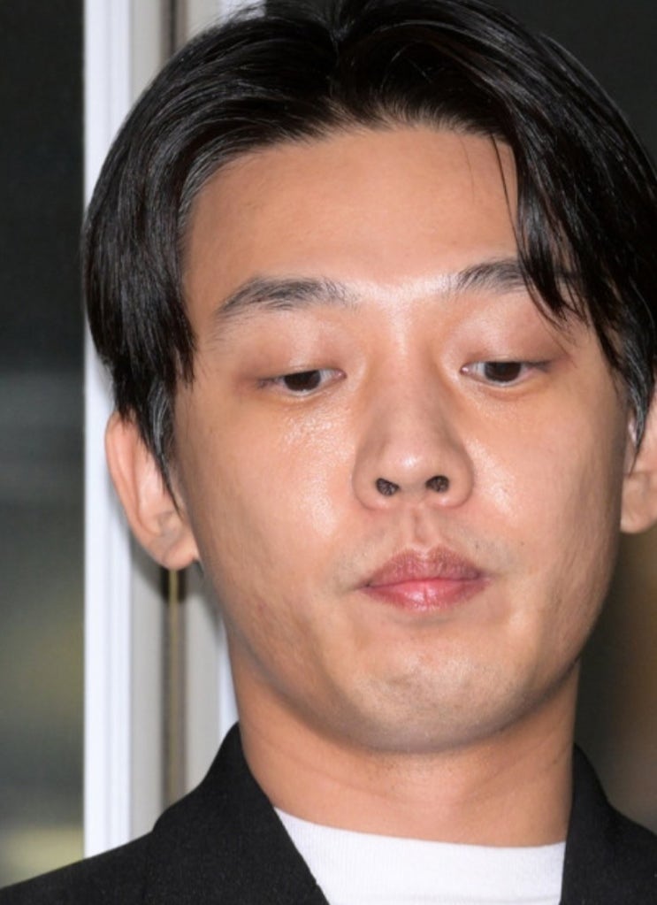 <b>하이파이브</b>' <b>유아인</b>, <b>안재홍</b>과 키스영상,논란속개봉임박