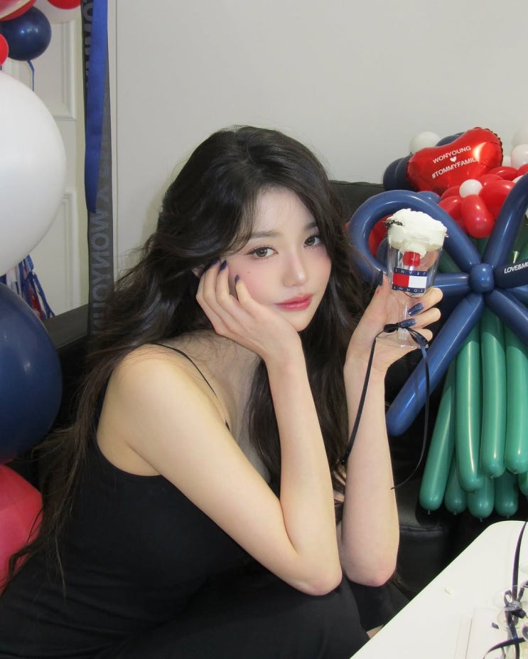  여름에 단독으로 가벼운 가디건과 함께 입기 좋은 타미 힐피거 여자 민소매 끈 나시 미디 원피스 코디 추천 w. 장원영