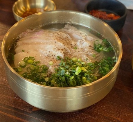  "광주신안점 명백집" 사장님의 진심! 6가지 채소+흑돼지 육수 맑은 돼지곰탕 (1만원), 밥&커피 무한제공!