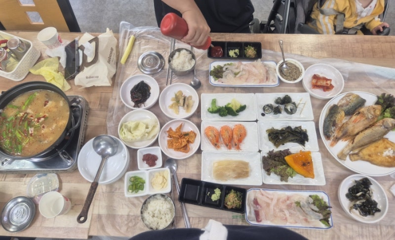 [거제도 아이랑 여행] 구조라해수욕장 바로 앞, 점심특선 회가 2만원! 가성비 끝판왕 구조라....