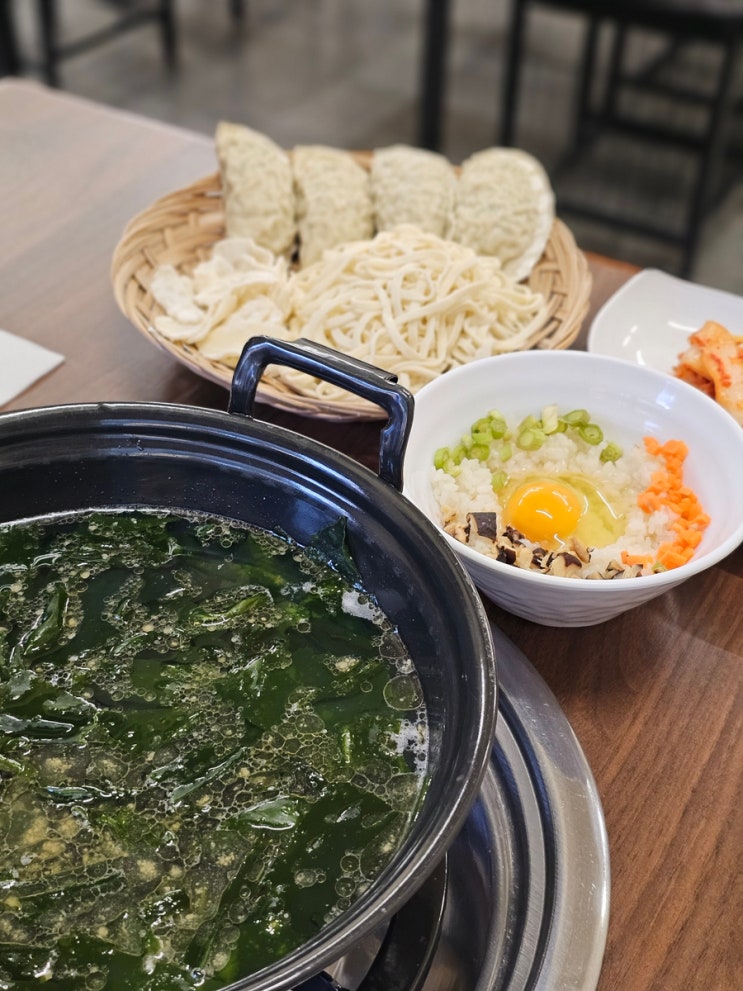 (부산 서면) 서면 블루리본 국수만두전골 깃발집 서면점 어미역국수 이북식 닭무침
