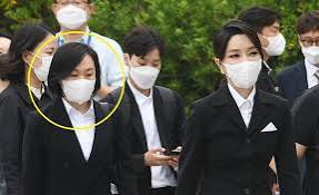 <b>김건희</b> 측 <b>샤넬 가방</b> 교환때 대통령 관저 공사업체 대표 부인... 