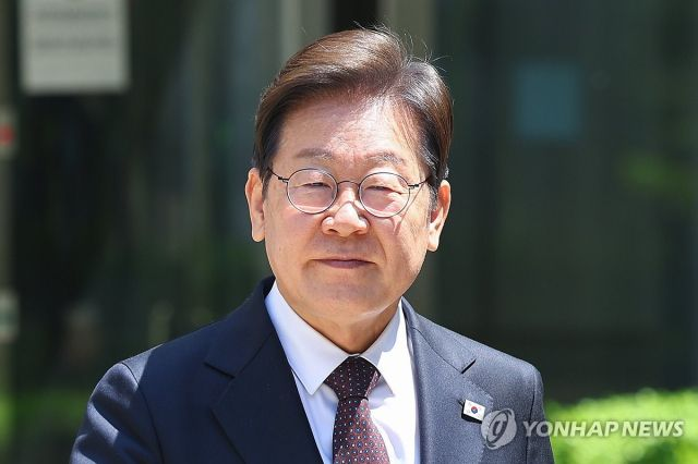  '쌍방울 대북송금' 재판서 공방…이재명 측 "공소사실 부인"