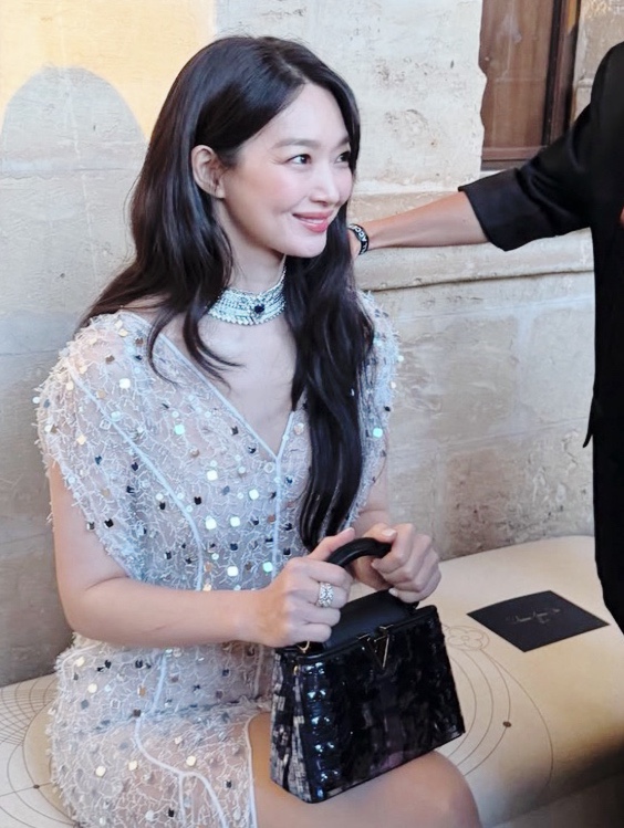  신민아, 루이비통 드레스 입고 스페인 찢었다! 천상계 여신강림