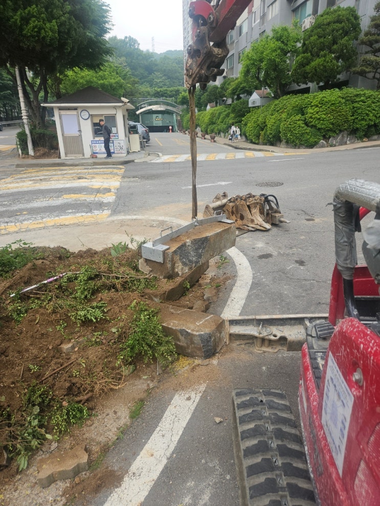  고양시 일산 덕양구미니포크레인 아파트 화단 경계석집게철거017굴삭기작업(허니미니중기)