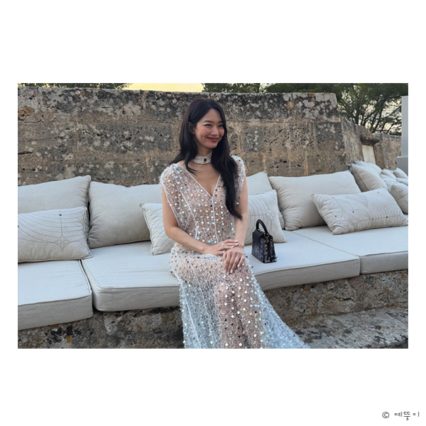신민아 데뷔이래 가장 화려한 드레스 입은 루이비통 주얼리 쇼 근황. gif