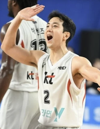 허훈, <b>KCC</b> 유니폼을 입다: <b>허웅</b> 허훈 형제의 재회와 새로운 도전