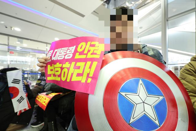  윤 전 대통령 지지자 '캡틴 아메리카'… 1심서 징역 1년6개월