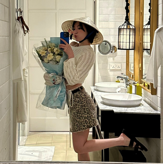  강지영 베트남 여행룩 레오파트 스커트 메시 가디건 어떤거?