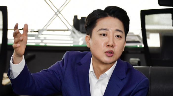  이준석 젓가락 발언 후폭풍…개혁신당 탈당 릴레이·단체 고발까지