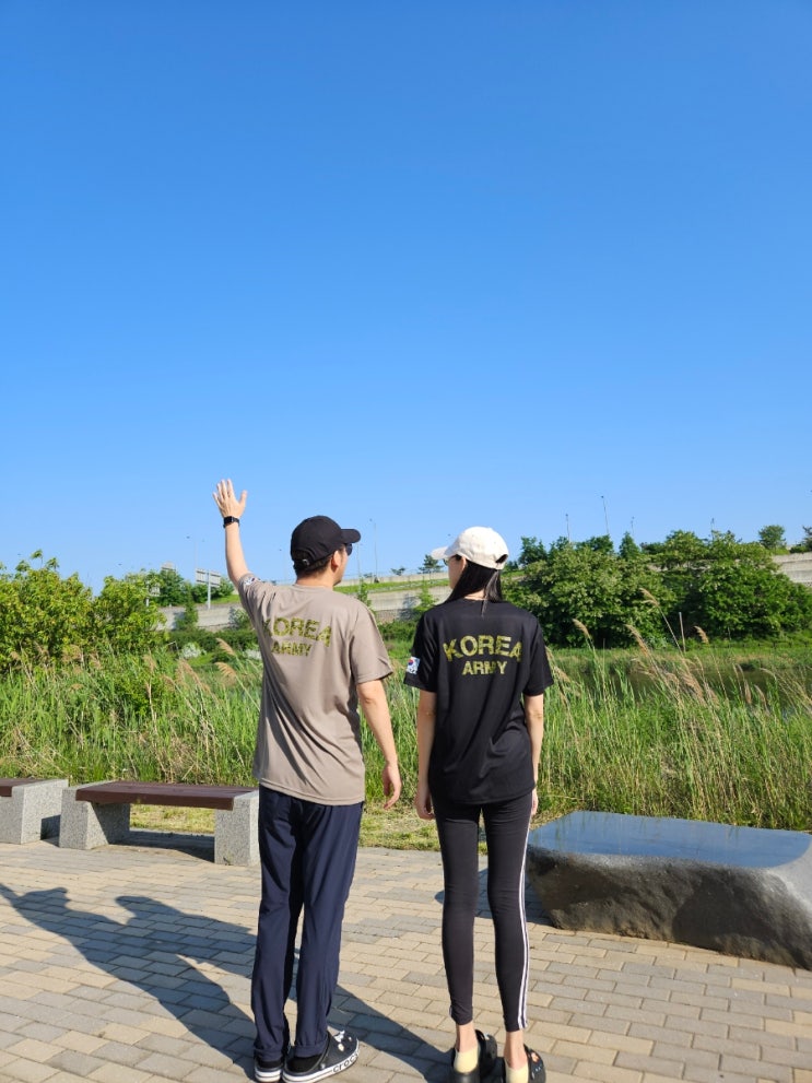  [유니렉스 로카티셔츠 군인 커플 티셔츠] 시원하게 맞춰 입기 좋은 반팔티