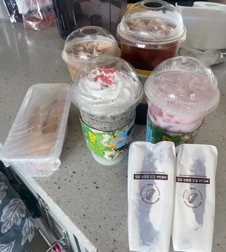  (메가커피) 메가커피 신메뉴 다 먹어봤어요! 딸기라떼부터 초코샌드까지 솔직 후기