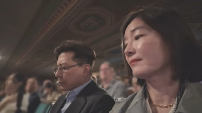 [속보] <b>오연수</b>손지창 부부, <b>미국 유학</b> 중인 <b>아들</b> 졸업식 참석!... 