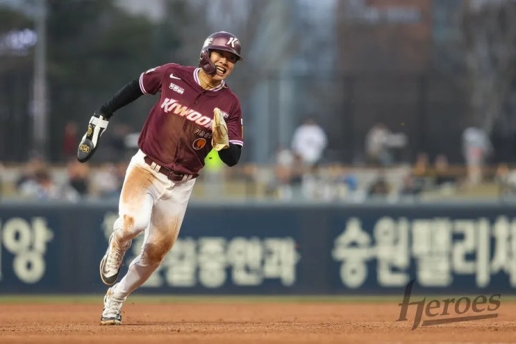 '30연속 <b>도루</b> 성공 <b>신기록</b>' <b>키움</b> 후배들은 캡틴 보고 배워라