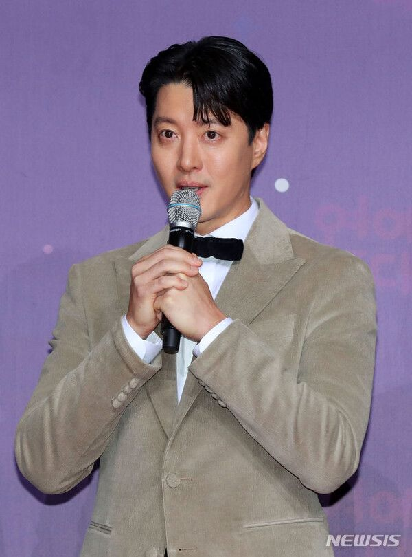 이동건, 미모의 여성과 데이트…열애설 침묵