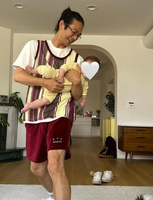 래퍼 <b>빈지노</b>, 사전투표 당일 '붉은 옷' 사진 올렸다가 정치색... 