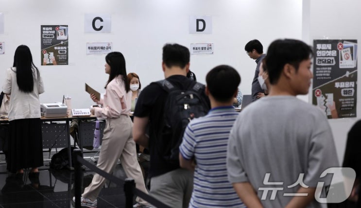 "<b>사전투표</b> 감시"…<b>부정선거 의혹</b> 못 지운 이들, 계수기 들고... 