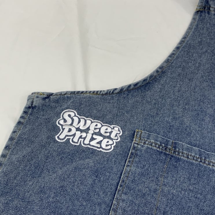  "데님 앞치마 자수제작 | 감성 디자인 'Sweet Prize' 로고로 특별하게!"