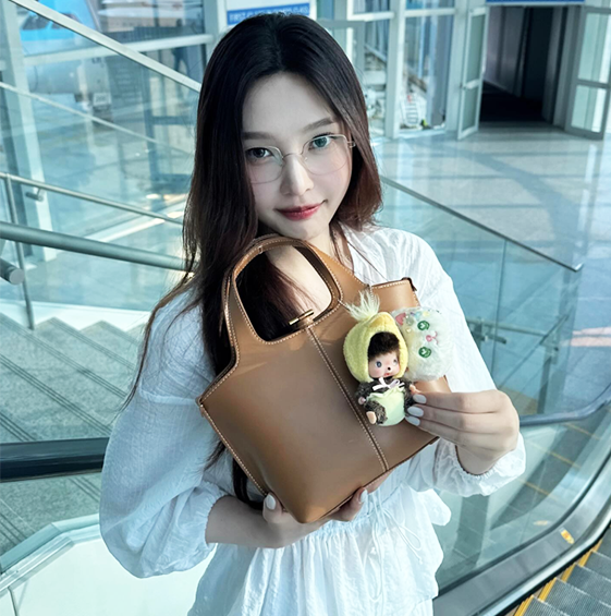  조이 순수한 여신 같은 공항패션 아이템 어떤거?