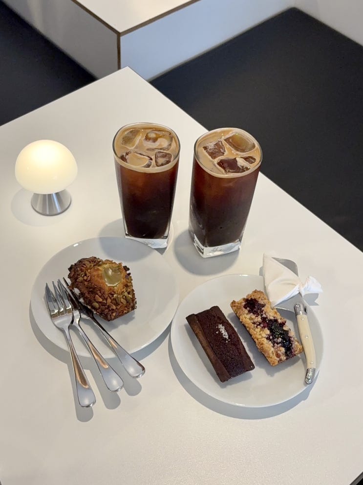 진주 온포인트커피 시내 카페 마들렌 휘낭시에 디저트 맛집