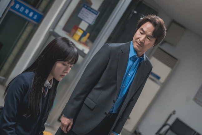  “채원빈, ‘이토록 친밀한 배신자’로 신인상 6관왕 달성! 안효섭과 ‘오늘도 매진했습니다’서 첫 로맨스 코미디 주연”