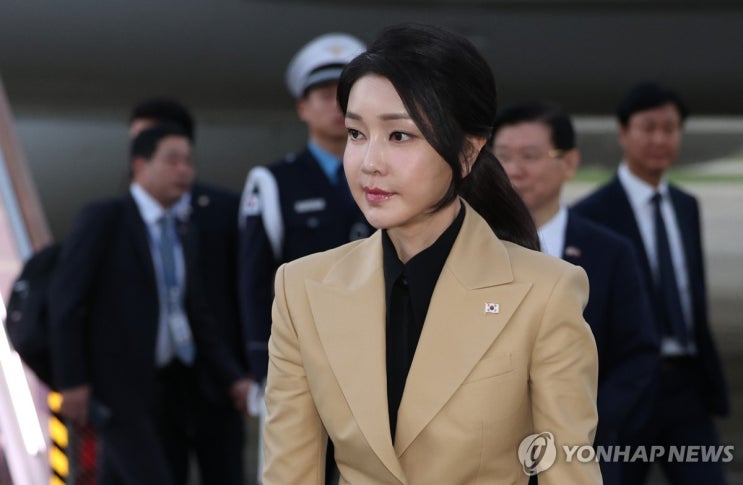 <b>김건희</b> 여사 '<b>샤넬 가방</b>' 의혹 수사 확대: 수행비서 동행인... 
