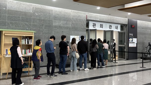 [속보] 제21대 대선 <b>사전투표</b>... 뜨거운 <b>투표</b> <b>열기</b> 현장 공개!