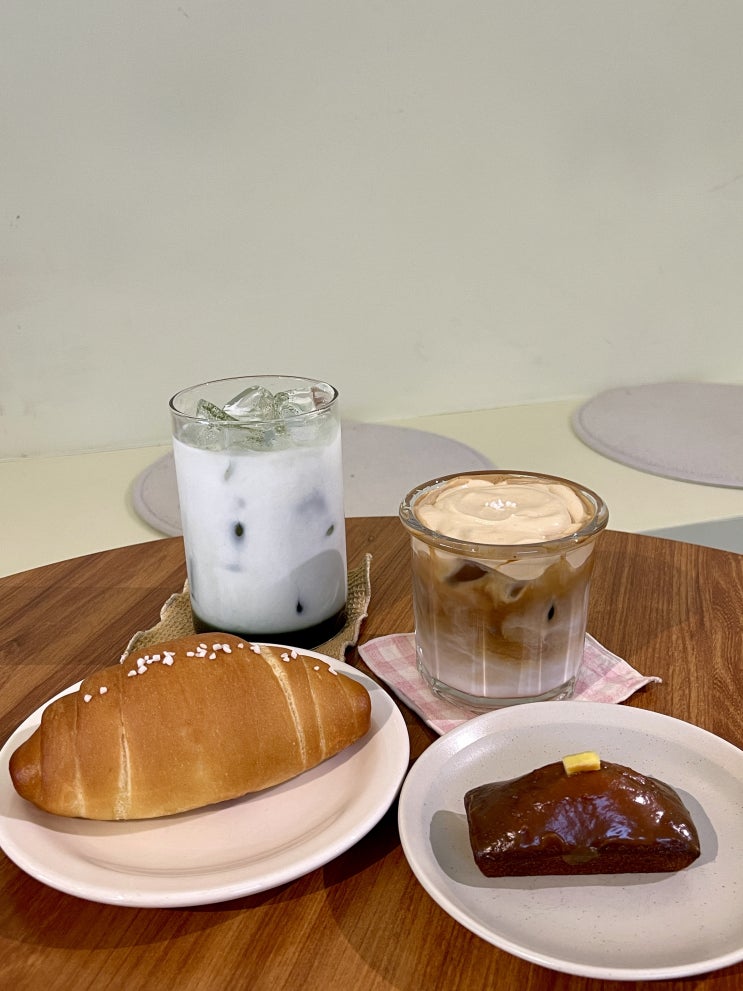  전주 평화동 카페 마블에서 맛있는 디저트와 커피 한잔