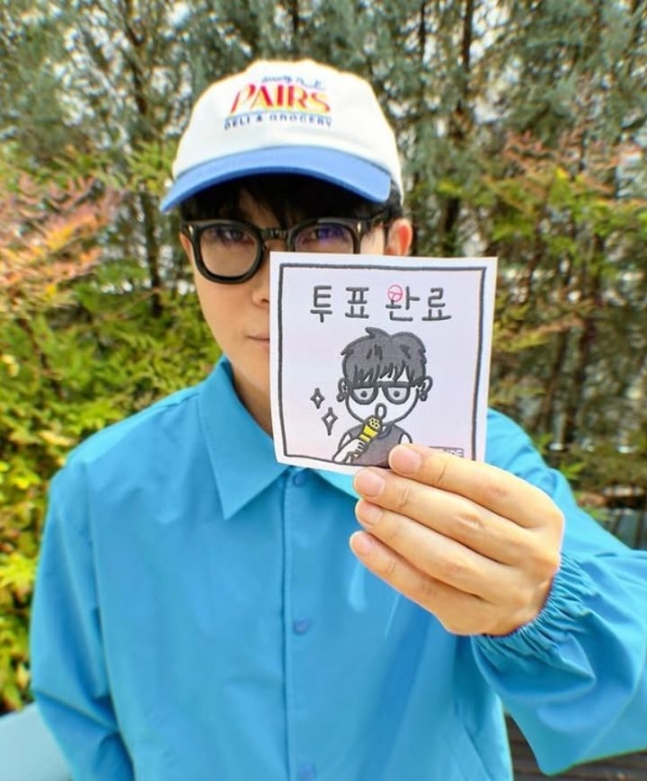 <b>이승환</b> 파란 셔츠 입고 <b>사전투표</b> 완료 경제 일으킬 유능한 일꾼... 