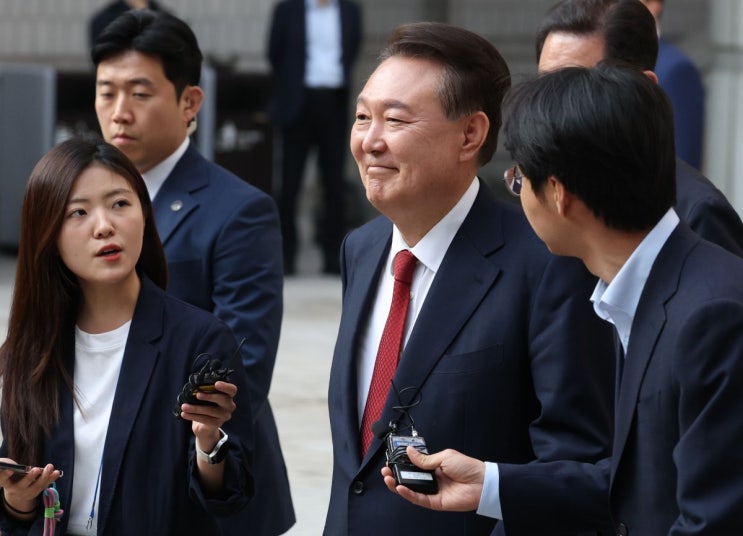진실은 어디까지 드러날까? 윤석열 <b>비화폰 서버 제출</b>