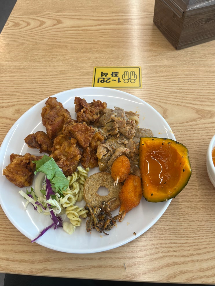  치킨, 제육볶음, 비빔밥, 게다리 튀김, 콩나물국, 단호박찜, 콩국수, 파스타, 동치미국수... 한 번에 먹음. 청주 운천동 가화한식뷔페(9000원)
