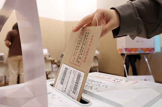 속 <b>기표용지</b>, 과연 실수일까? - 선관위가 <b>자작극</b>으로 본 수지구... 