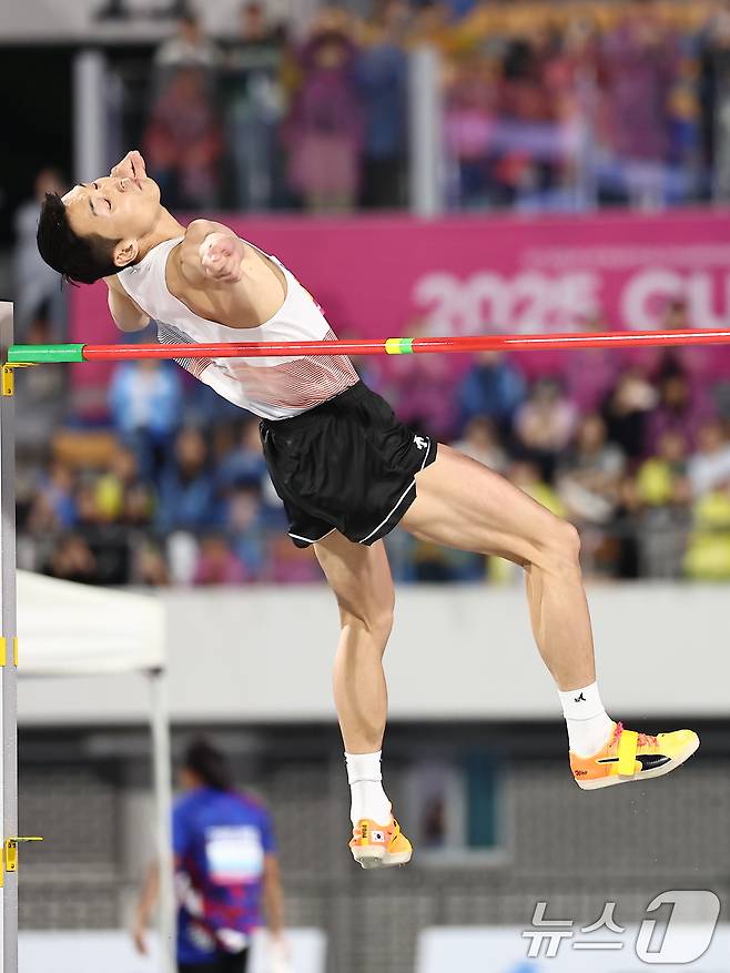 한국 <b>육상</b>의 희망 <b>우상혁</b>, 이제는 아시아 챔피언 넘어 <b>세계</b>... 