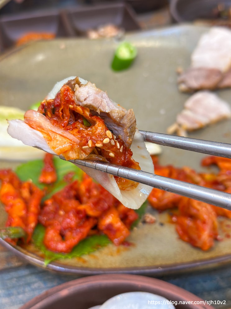 가성비와 맛을 모두 잡은 여의도 직장인 점심 맛집, 풀향기 보쌈 칼국수 여의도역점 후기