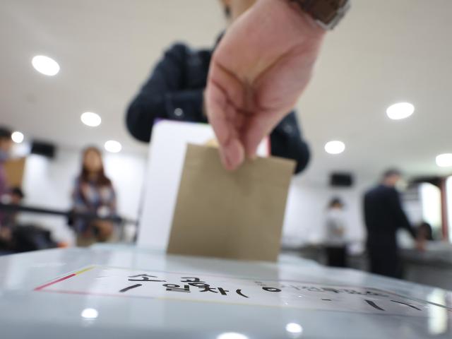 21대 대통령 선거 사전<b>투표</b> 첫날 '<b>투표용지</b> 반출' <b>논란</b>…선관위... 