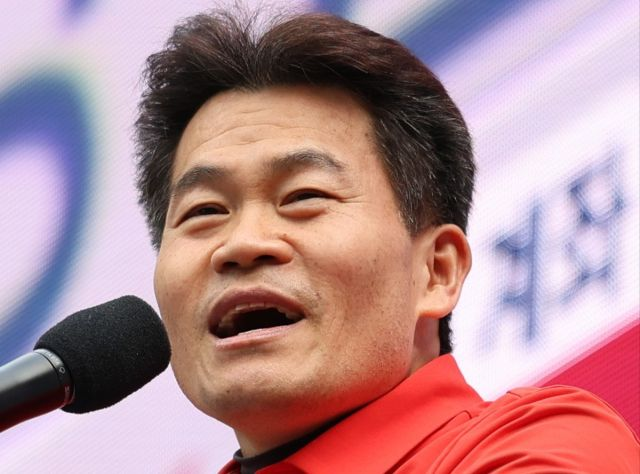  전한길, '카리나 정치색' 논란에 나섰다…"우리가 지킨다"