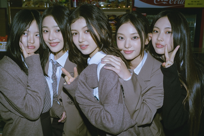  법원, 어도어가 뉴진스 멤버 5명을 상대로 제기한 간접강제 신청 인용 - 뉴진스가 독자활동을 할 때마다 1회당 10억원을 배상해야