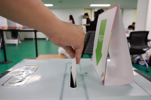  "남편 신분증으로 투표"…경찰, 사전투표 사무원 '긴급체포'