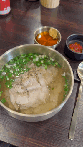  깔끔한 맑은 국물과 든든한 한끼, 하루에 백명만 받는 경산 돼지국밥 맛집 "명백집 경산점"