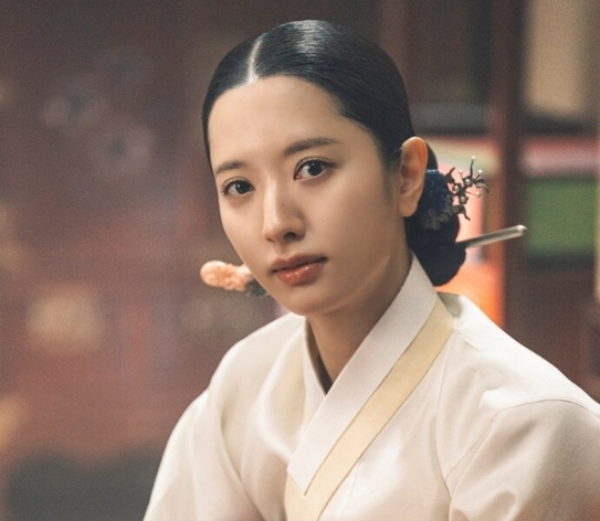 <b>귀궁</b> 김지연 한복 | <b>비하인드</b> 컷 속 여리의 매력 발산