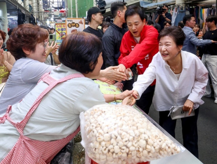<b>박근혜</b> "보고 싶다는 말에 마음 뭉클" 김문수 <b>유세</b> 뒤 <b>서문시장</b>... 