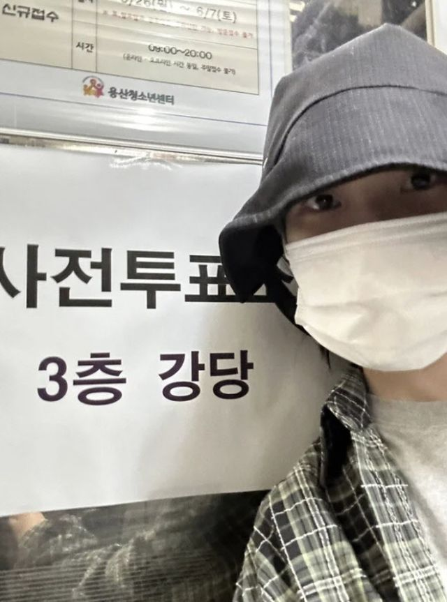  아이유, 정치색 논란 원천 차단…무채색 옷 입고 사전투표 완료