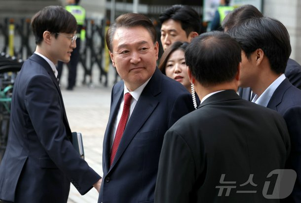 [긴급] 윤석열 전 대통령, <b>김문수</b> 후보 <b>지지 호소</b>…대선 앞... 