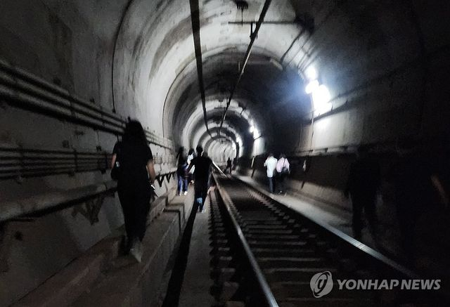  서울 지하철서 방화…400여명 터널로 대피·60대 용의자 체포(종합2보)