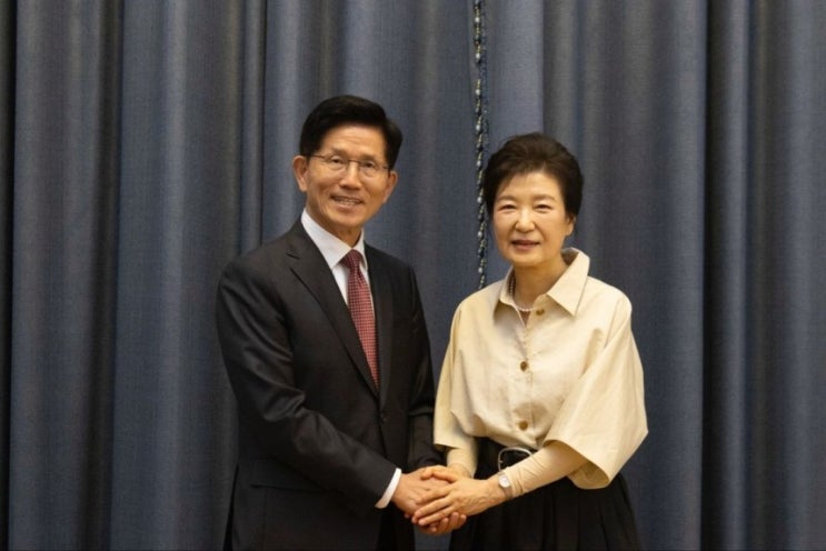 “선거의 여왕” <b>박근혜</b>, 김문수 지원을 위해 <b>서문시장</b> 방문!... 