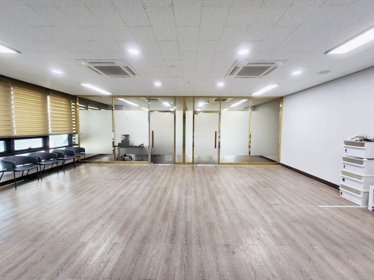  골드 프레임 룸이 인상적인 30평대 마곡 사무실, 마곡역 인근에서 빠른 입주가 가능한 임대 매물을 소개합니다.